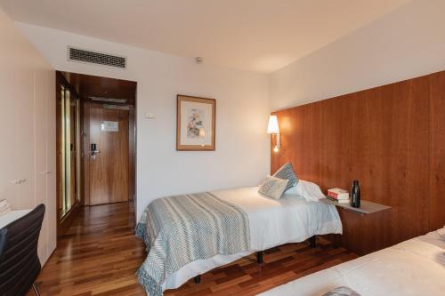 潘普洛纳Micampus Pamplona的酒店客房,配有床和电视
