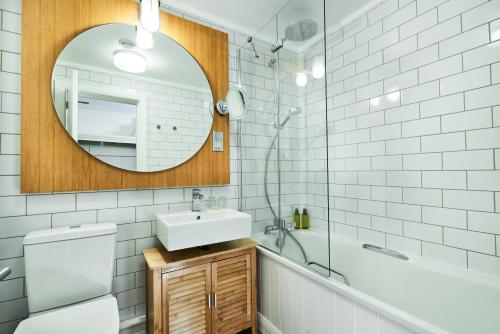 克雷格纽尔马尔岛Spa酒店 的一间带水槽和镜子的浴室