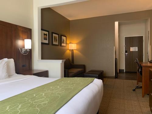 皮奥里亚Comfort Suites Peoria I-74的酒店客房配有一张床、一把椅子和一张书桌