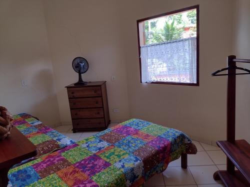 帕拉蒂Casa Paraty的一间卧室配有床、窗户和梳妆台