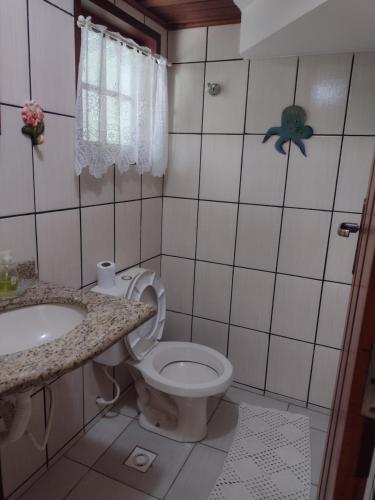 帕拉蒂Casa Paraty的一间带卫生间和水槽的浴室