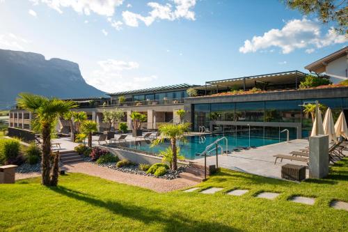 阿皮亚诺苏拉斯特拉达Weinegg Wellviva Resort的享有带游泳池的度假村外部景致