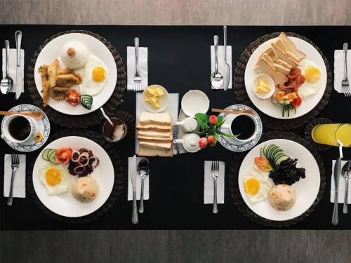 长滩岛长滩岛酒店的一张黑桌,上面放着早餐盘
