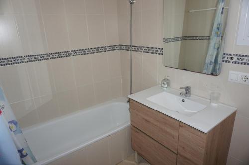 埃尔韦尔赫尔Oasis Park Maria的白色的浴室设有水槽和浴缸。