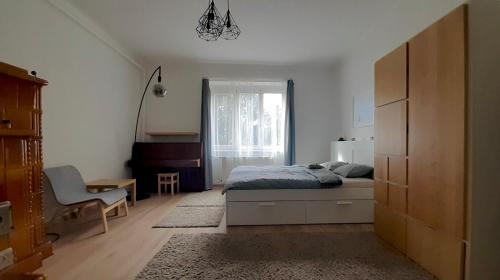 莫尔Kamocsay Vendégház的一间卧室配有一张床、一张书桌和一个窗户。