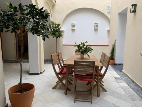 桑卢卡尔-德巴拉梅达Casa de las Especias Hotel Boutique的一间设有桌子和盆子的用餐室