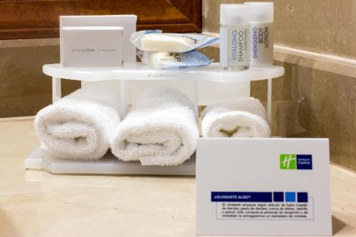 新拉雷多努沃拉雷多智选假日酒店的浴室内提供白色毛巾架和毛巾