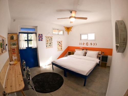 OdemOdem Guest House的一间卧室配有一张床和吊扇