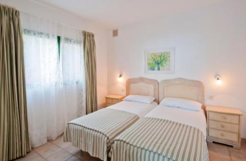 Los BarrosVilla Verde Superior的一间卧室设有两张床和窗户。