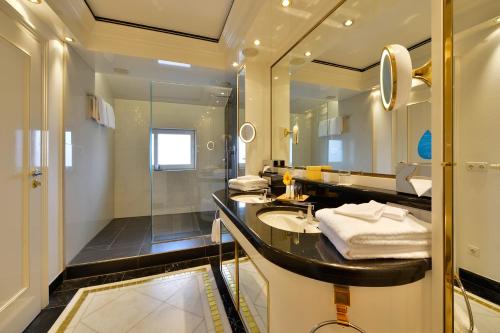 巴特乔京帝王酒店的一间带水槽和镜子的浴室