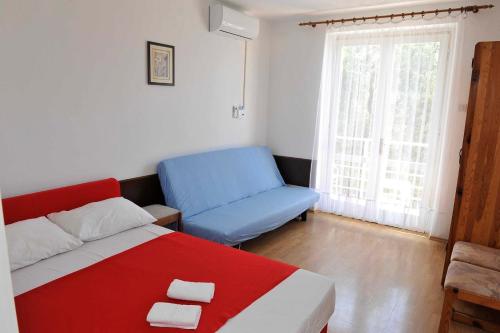 格拉达茨Apartments Popovac 736的一间卧室配有红色和蓝色的床和椅子