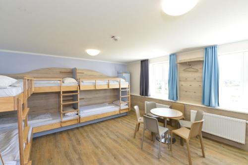 文尼斯塔特Haus Klaarstrand的宿舍间设有双层床和桌椅。