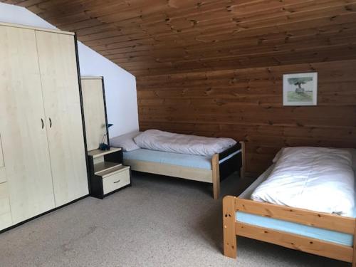 安特瓦塞尔阿尔宾纳酒店的小木屋内带两张床的房间