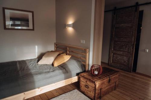巴尔维Teatra street apartment的一间卧室配有一张大床和木制床头板