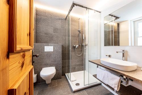 施库尔菲力酒店的带淋浴、盥洗盆和卫生间的浴室