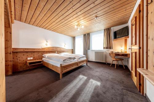 施库尔菲力酒店的一间卧室配有一张床和一张书桌