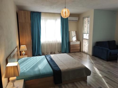 佩特里奇BeLApartment的一间卧室配有蓝色的床和蓝色的沙发