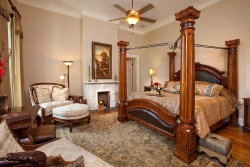 WarsawRiverside Inn Bed and Breakfast的一间卧室设有一张大床和一个壁炉