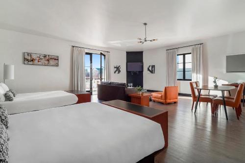 克莱蒙特Hotel Casa 425 + Lounge, A Four Sisters Inn的酒店客房带两张床和一个客厅