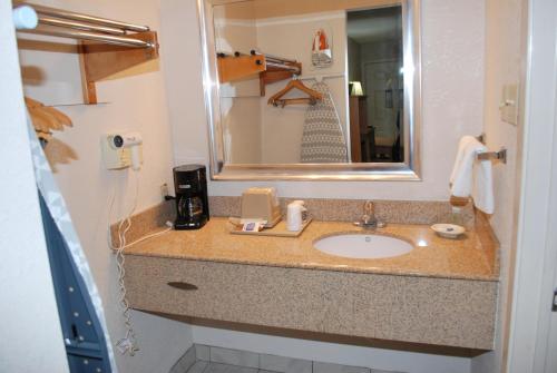 迪索托Scottish Inns的浴室的柜台设有水槽和镜子