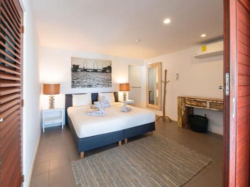 简蒂埃尔Luxurious Villa in Jan Thiel with Pool的酒店客房配有一张床和一个壁炉。