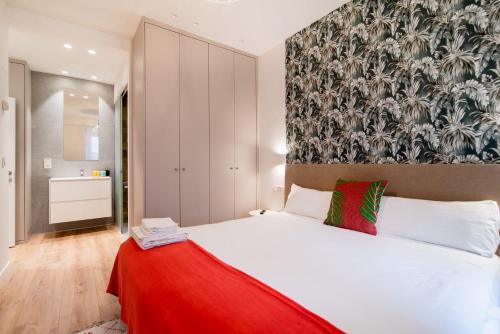 圣塞瓦斯蒂安Liberty Suites by Santiago with AC的卧室配有一张带红色毯子的白色床