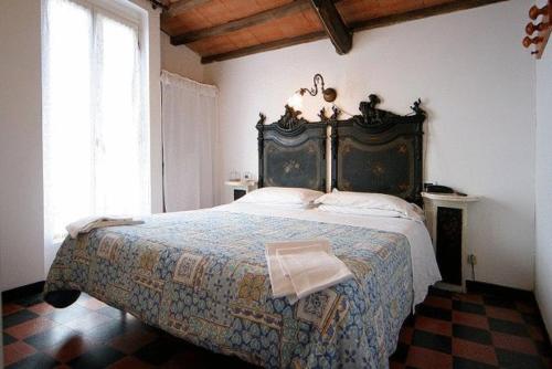 韦尔纳扎詹尼弗兰西酒店的一间卧室,卧室内配有一张大床