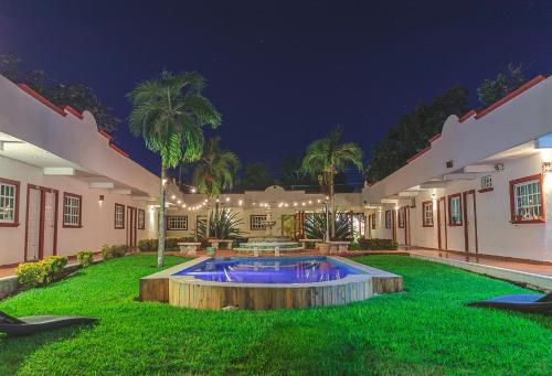 切图马尔Hotel Lagoon - Pet Friendly的庭院中间带游泳池的房子