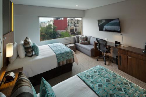 墨西哥城InterContinental Presidente Mexico City, an IHG Hotel的酒店客房配有两张床和一张书桌