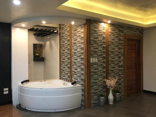 大雅台奢华酒店的砖墙客房内的浴缸