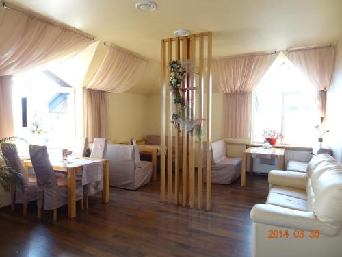 Solonka伯格玛汽车旅馆的客厅配有沙发和桌子