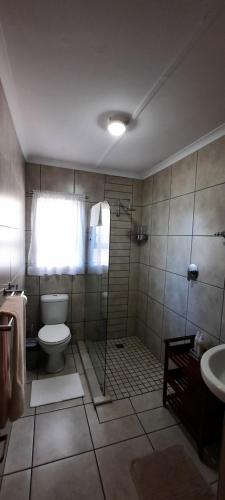 圣卢西亚La Dolce Vita No. 3的带淋浴、卫生间和盥洗盆的浴室