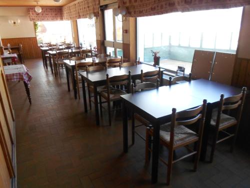 克松吕-隆日梅罗雷杜布亚酒店的餐厅里一排桌椅