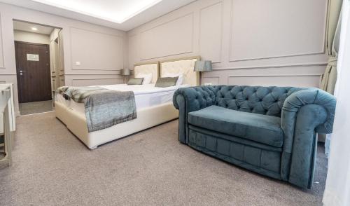 斯利文Monte Vedetta的一间卧室配有一张床和一张蓝色的沙发