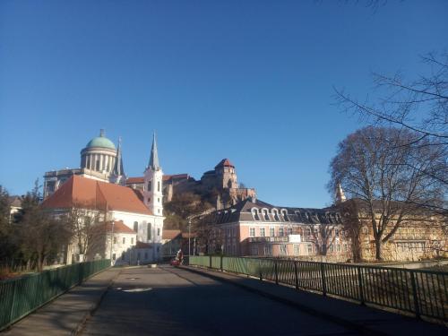 艾斯特根Esztergom Central的一座桥,在街道上,有建筑背景