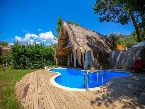 法拉尔雅航海酒店的茅草小屋,在庭院里设有游泳池