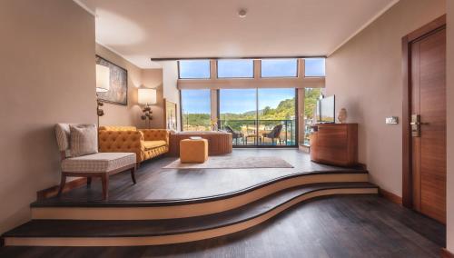费特希耶Orka Cove Hotel Penthouse & Suites Adults Only的带沙发和窗户的客厅