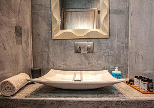 佩里沃罗DAFNES VILLA 1 Private Pool的一间带大水槽和镜子的浴室