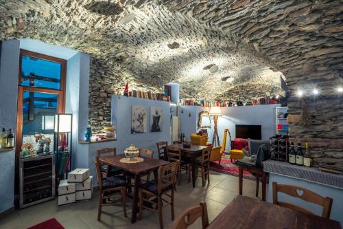 拉特乌伊莱里弗杰欧丽拉旅馆的一间带桌椅和石墙的餐厅