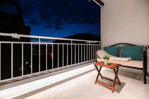 扎达尔Kailani Luxury Central 3 Bedroom, 3 Bathroom Apartment With a Sunny Balcony的阳台配有沙发和桌子。
