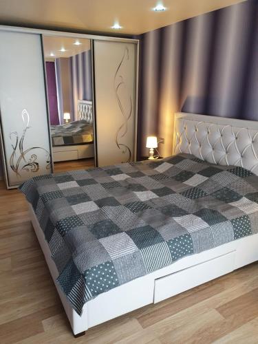 纳尔瓦Kreenholm apartments的卧室配有黑白格子床