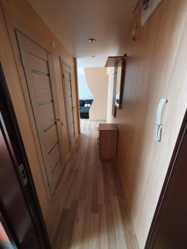 纳尔瓦Kreenholm apartments的走廊设有两扇门,铺有木地板