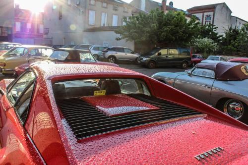 阿尔比大圣安托万酒店的停车场里敞开的一辆红色汽车,车盖上