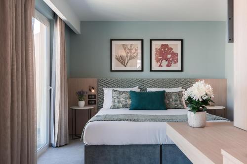 圣朱利安斯123 MAINSTREET boutique hotel的一间卧室配有一张带蓝色墙壁的大床
