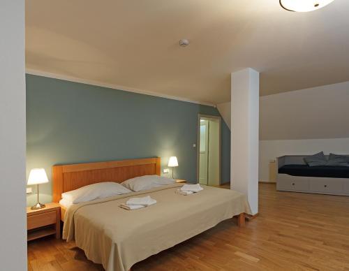 塔博尔索尔旅馆的一间卧室配有一张大床和两条毛巾