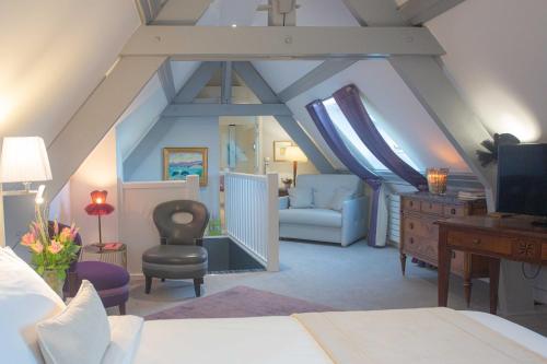 阿姆博斯魅力拉贝莱斯恩Spa酒店的一间卧室配有一张床、一张桌子和一把椅子