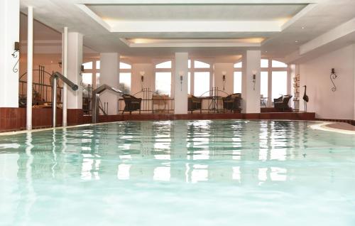韦斯特兰美丽华酒店的酒店大堂的大型游泳池