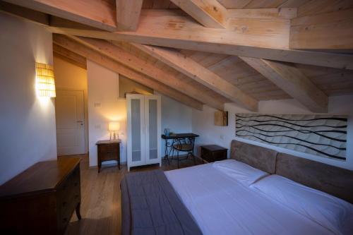 加尔达湖滨贝拉里亚别墅的阁楼上的卧室配有一张大床