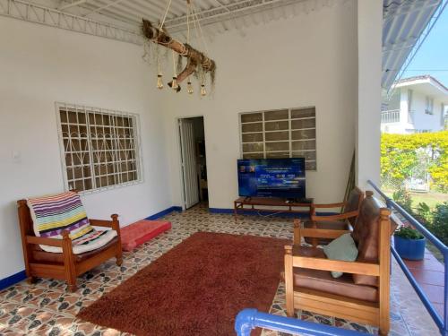 拉维加El Piropo的客厅配有椅子和平面电视