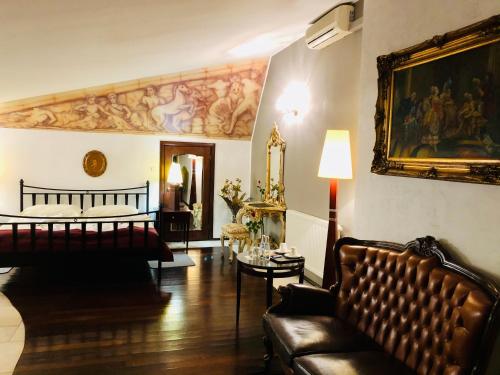 米科武夫Restauracja - Hotel Mocca D'oro的客厅配有床和沙发